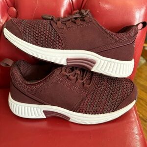 NIB! OrthoFeet Bordeaux sneakers, 6